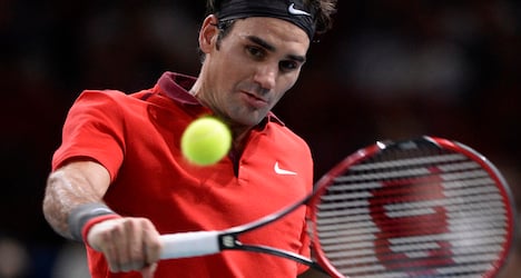 Federer eyes London semis after Murray rout