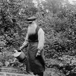 The gardener Fredrik Fröding, 78 years old, with a watering can.