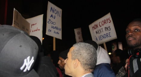 Paris: Protesters block 'racist' human zoo show