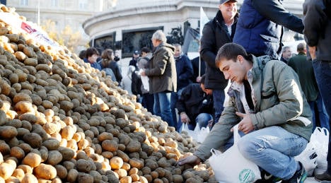 Irate French farmers hand out fruit and veg