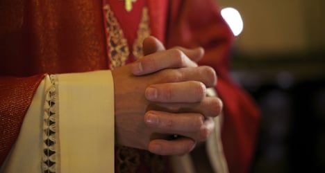 Beggar steals ring from bishop’s finger
