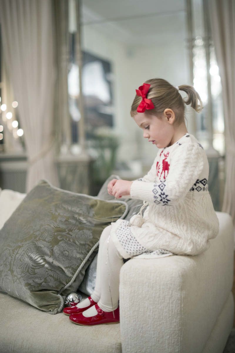 Getting comfortable on the sofa ahead of Christmas 2014. Photo: Kate Gabor/royalcourt.se