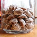 <b>Pfeffernüsse:</b> Despite the name, these cookies don't necessarily contain nuts - it depends on what recipe you use. But traditionally, a pfeffernuss is baked with honey and spiced up with ground cloves, cinnamon and allspice. Photo: Wikimedia Commons
