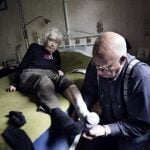 2nd place, Everyday Life (Sweden). Siv, 96, lives with her son Lars Lindqvist, and receives assistance from him several times each day. Photo: Anna-Karin Nilsson (Frilans, Expressen)/Årets Bild