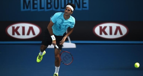 Federer struggles to advance in Aussie Open