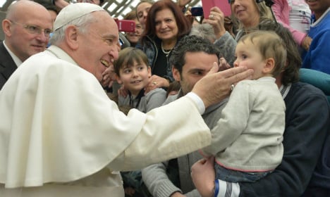 Pope's 'smack' approval draws ire in Germany