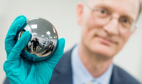 Scientists aiming to redefine the kilogram