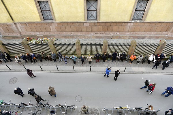 Danes form peace ring around Copenhagen synagogue