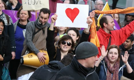 UK Pegida rally dwarfed by counter-demo