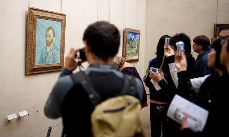Paris museum lifts photo ban over minister's pics