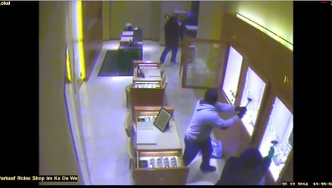 Berlin police show KaDeWe robbery video