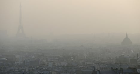 Paris pollution prompts free public transport call