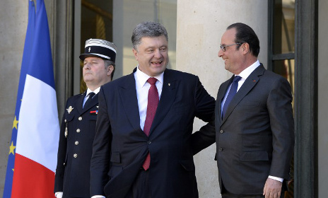 Hollande warns Moscow over Ukraine ceasefire