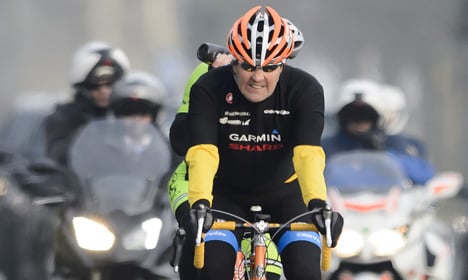 John Kerry breaks leg in French cycling accident