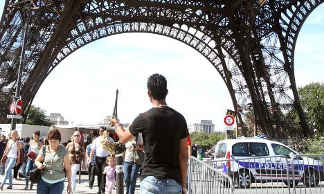 Eiffel Tower shuts as staff protest pickpockets