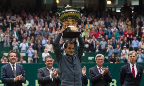 Federer eases through to eighth Halle tennis title
