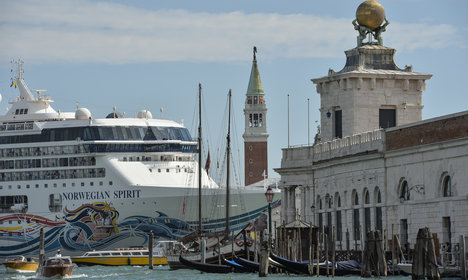 Tidal wave of litter risks choking Venice