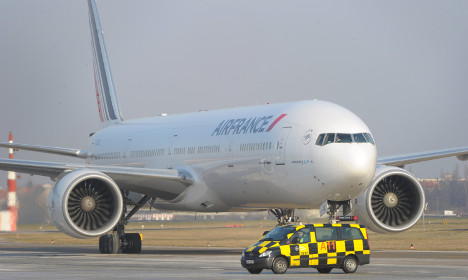 Paris-bound flight makes emergency landing
