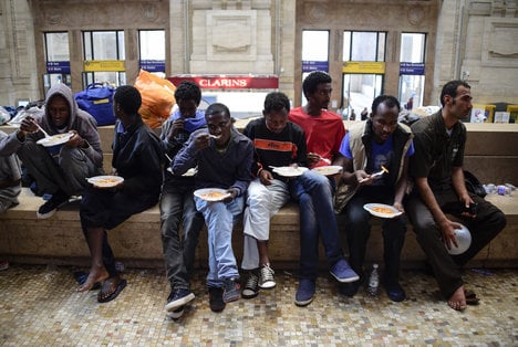 Station chaos deepens Italy migrant crisis