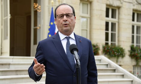 Hollande says 'buy local' as farmers block Lyon