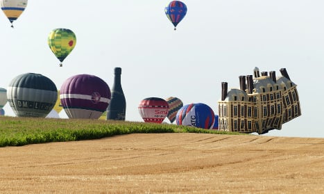 Hot air balloons in world record flight in France