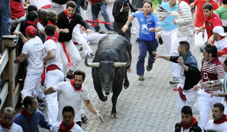 Charging bulls injure five during Pamplona run