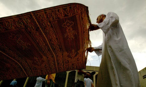 Turin: anger as Muslim rugs taken from city hall