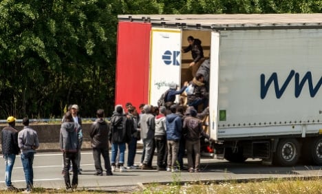 Calais: UK lorries to park in new 'secure zone'