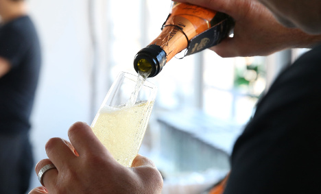 Prosecco knocks fizz out of champagne in UK