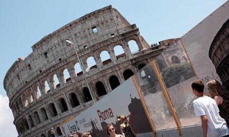 Naked Aussie wanted for Colosseum handstand