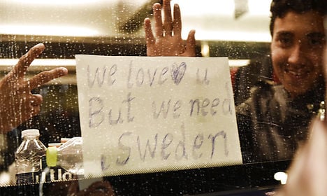 Danish police: Refugees can travel on to Sweden