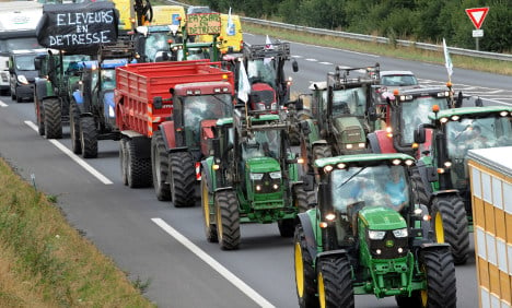 Hundreds of tractors en route to blockade Paris