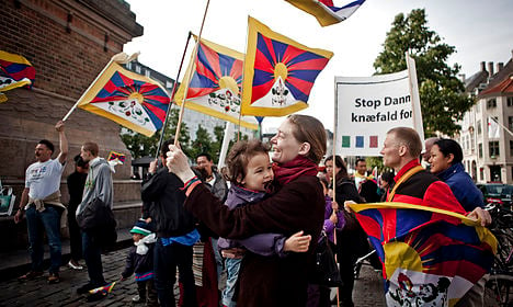 Police face enquiry over Tibet flag suppression