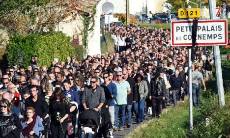 Thousands march for victims of French crash