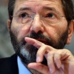 Rome mayor threatens to cling to power
