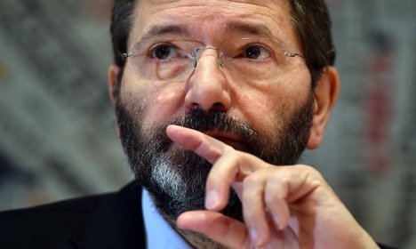 Rome mayor threatens to cling to power