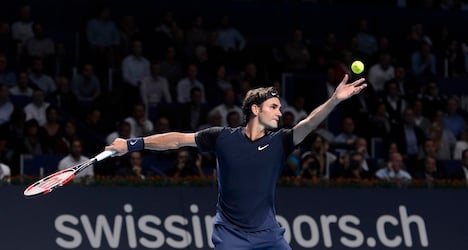 Federer eases through first round in hometown