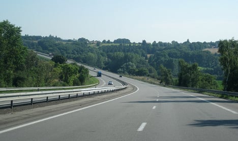 Boy hitches on autoroute after mum 'forgets' him