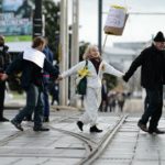 Paris human chain gives jolt to climate talks