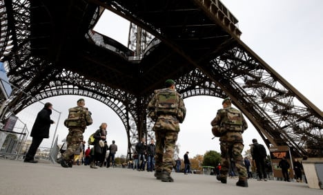 Eiffel Tower closes as staff want more security