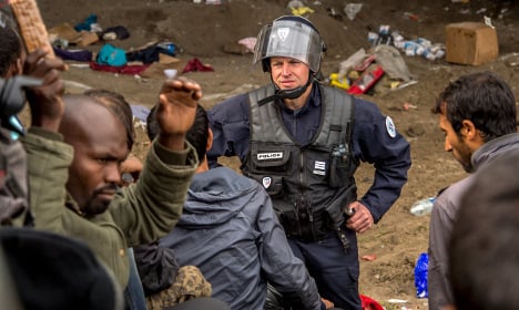 Calais: Police hurt in clashes with refugees