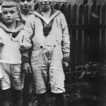 Helmut Schmidt (r) seen in 1928, aged 10, with school classmates in sailor suits.Photo: DPA