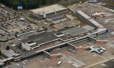 Mast collapses onto plane at Berlin airport