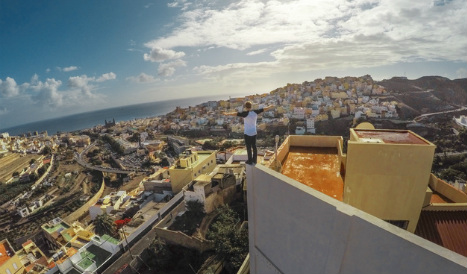 WATCH: Scottish cyclist in death-defying ride across Spain’s rooftops