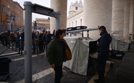 Reporter sparks alarm over Rome toy gun stunt