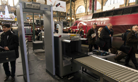 Security gates at Paris train stations 'worthless'