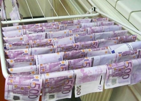 Mystery of floating banknotes in Danube