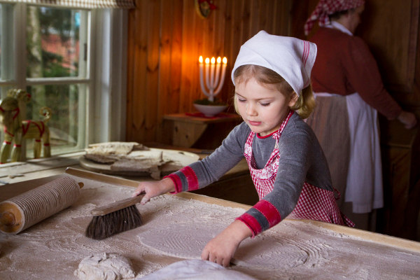 Estelle making Swedish flatbread for Christmas 2015.Photo: Kungahuset