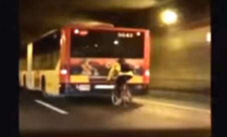 Slipstream cyclist daredevil reaches 80 km/h behind bus in Barcelona