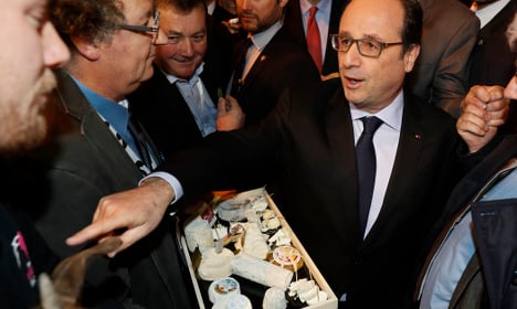 French farmers jeer Hollande as he opens farm expo